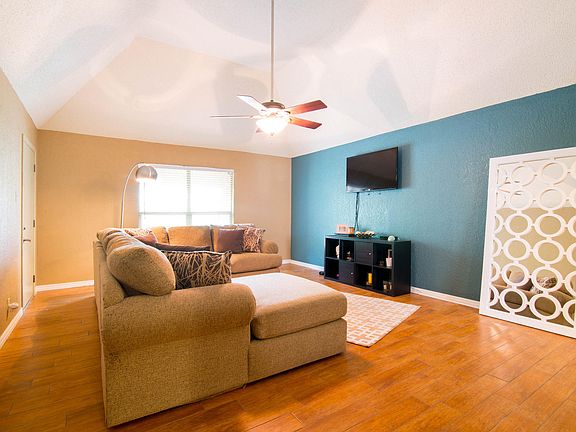 4th image of 4433 N Stanton St APT 413