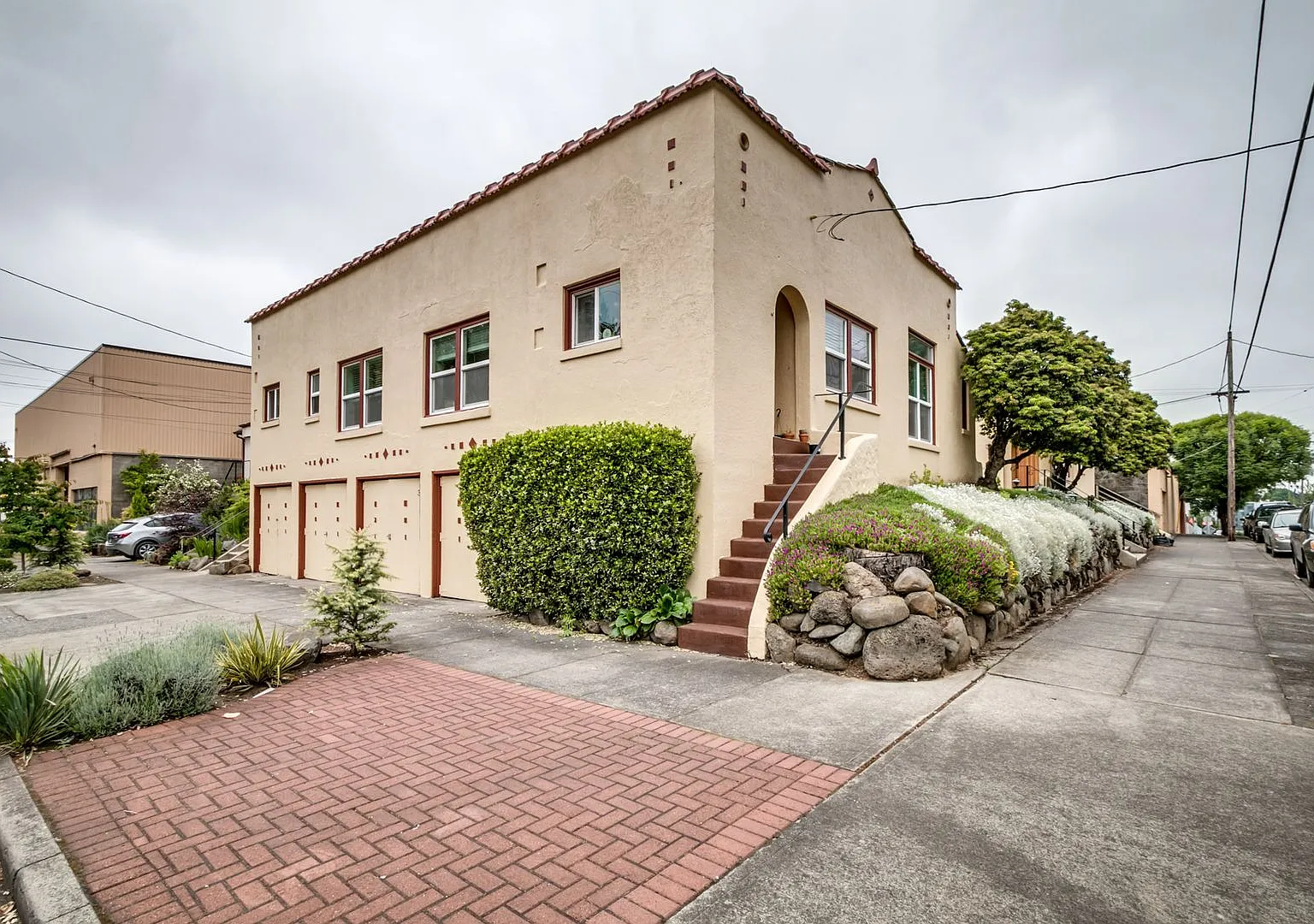 Amazing Vintage 1 Bedroom In Kerns Neighborhood! — Photo 3