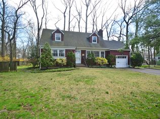 254 Steamboat Rd, Great Neck, NY 11024