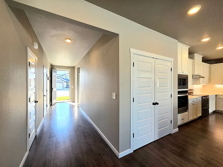 717 J St NE — Photo 19