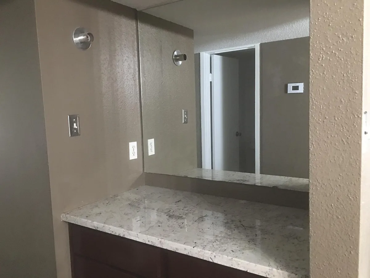 Building Photo - 3901 Woodchase Dr #3
