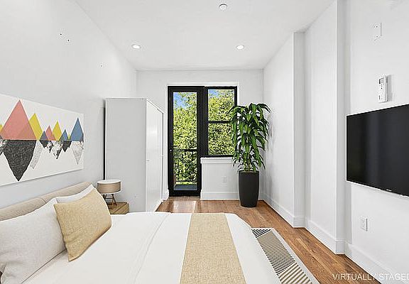 5th image of 307 Cornelia St #3R