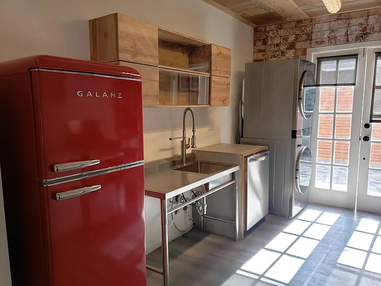 261 N Oak Ave — Photo 7