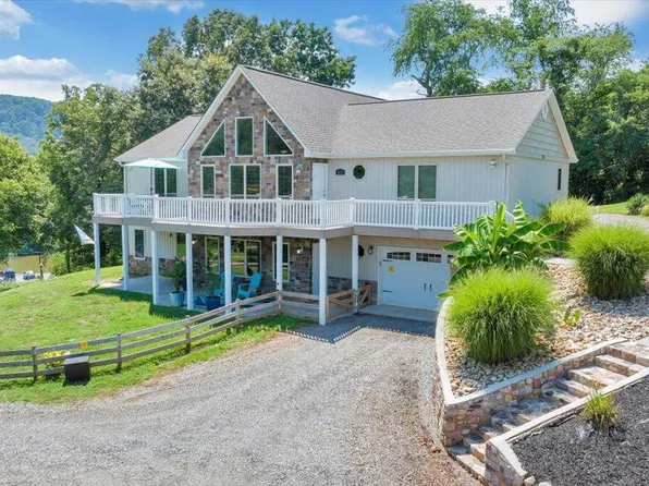 1076 Shorevue Cir, Hardy, VA 24101