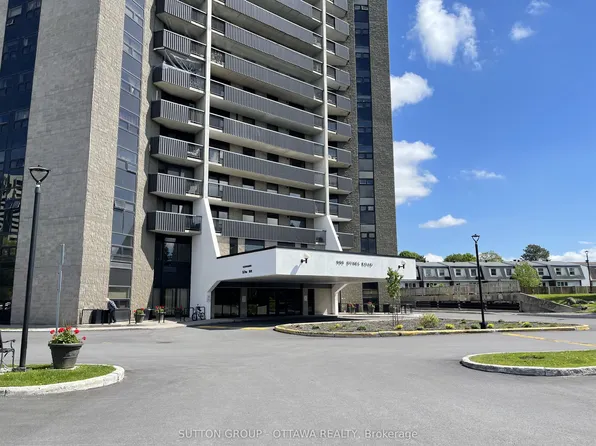 900 Dynes Rd #704, Ottawa, ON K2C 3L6