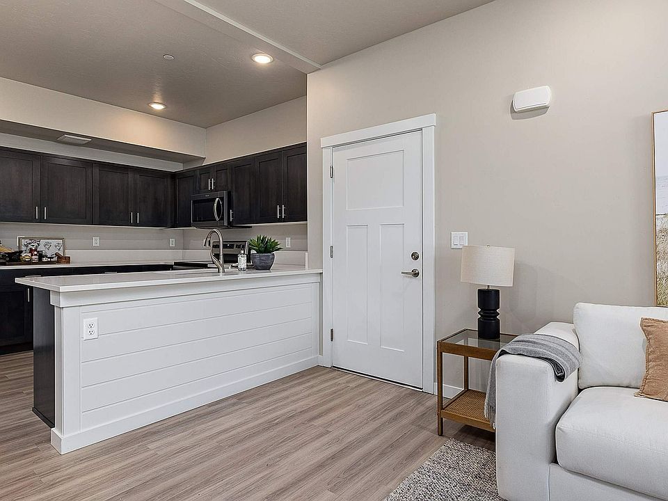 Latitude 40 Two Bedroom With Garage