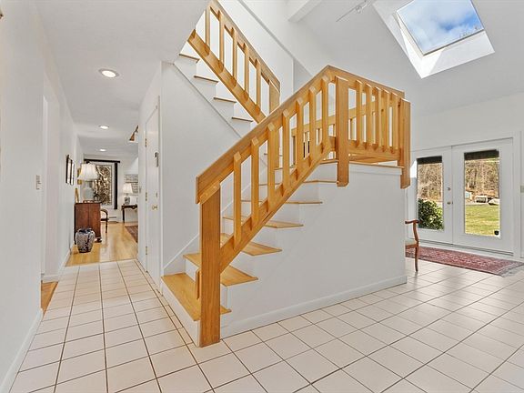 4th image of 781 Strawberry Hill Rd