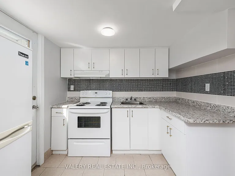 48 Clarence St #2 — Photo 2