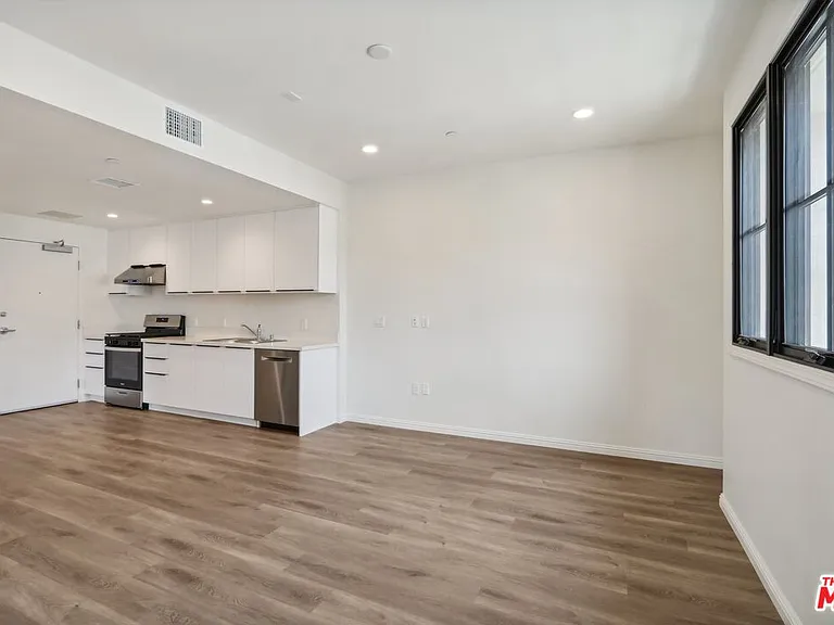 951 S Wilton Pl #201 — Photo 2