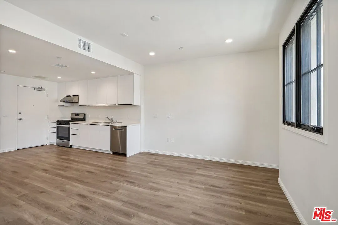 Building Photo - 951 S Wilton Pl #201