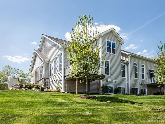 3rd image of 2659 Oxford Cir