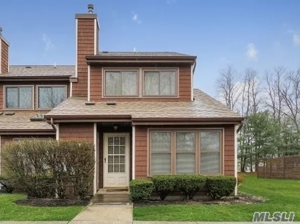 12 Cristi Joe Ct, Islip, NY 11751