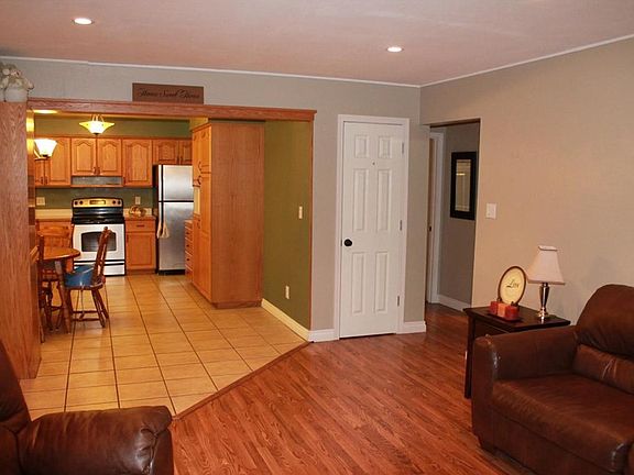 4th image of 132 Riverview Blvd #D