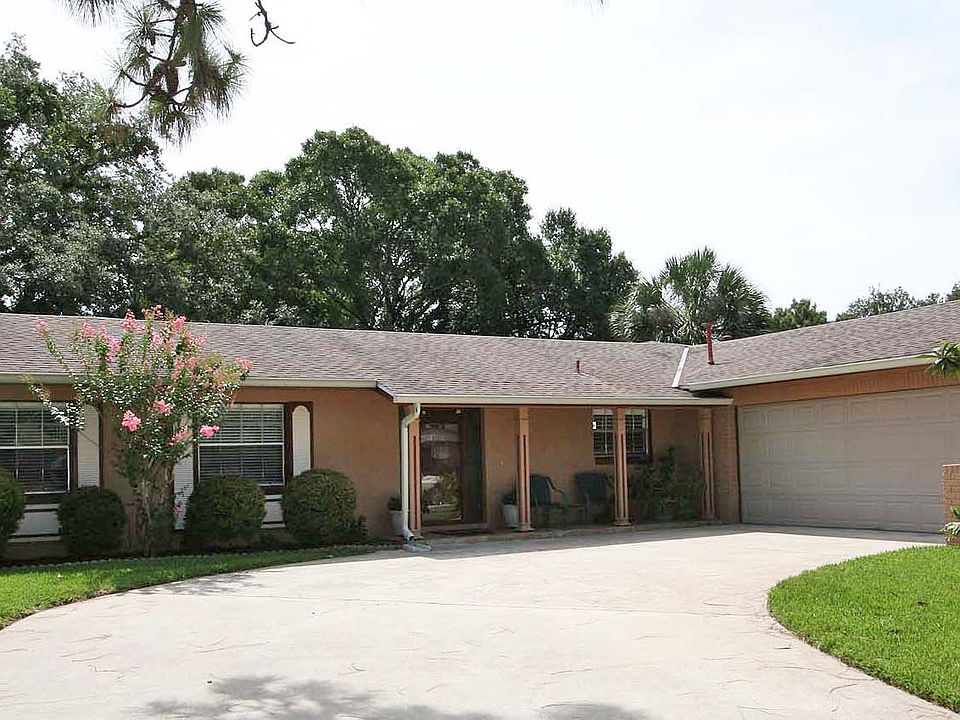 EXTERIOR FRONT 2 CAR GARAGE