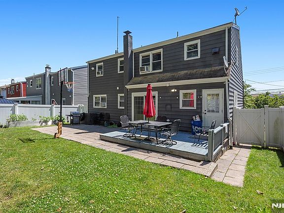 4th image of 409 Farnham Ave