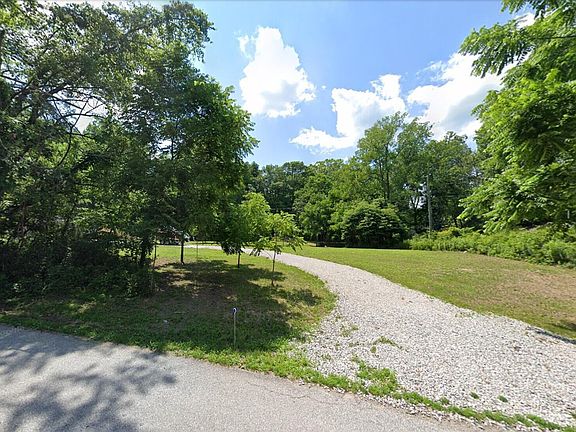 2nd image of 1921 Country Club Rd