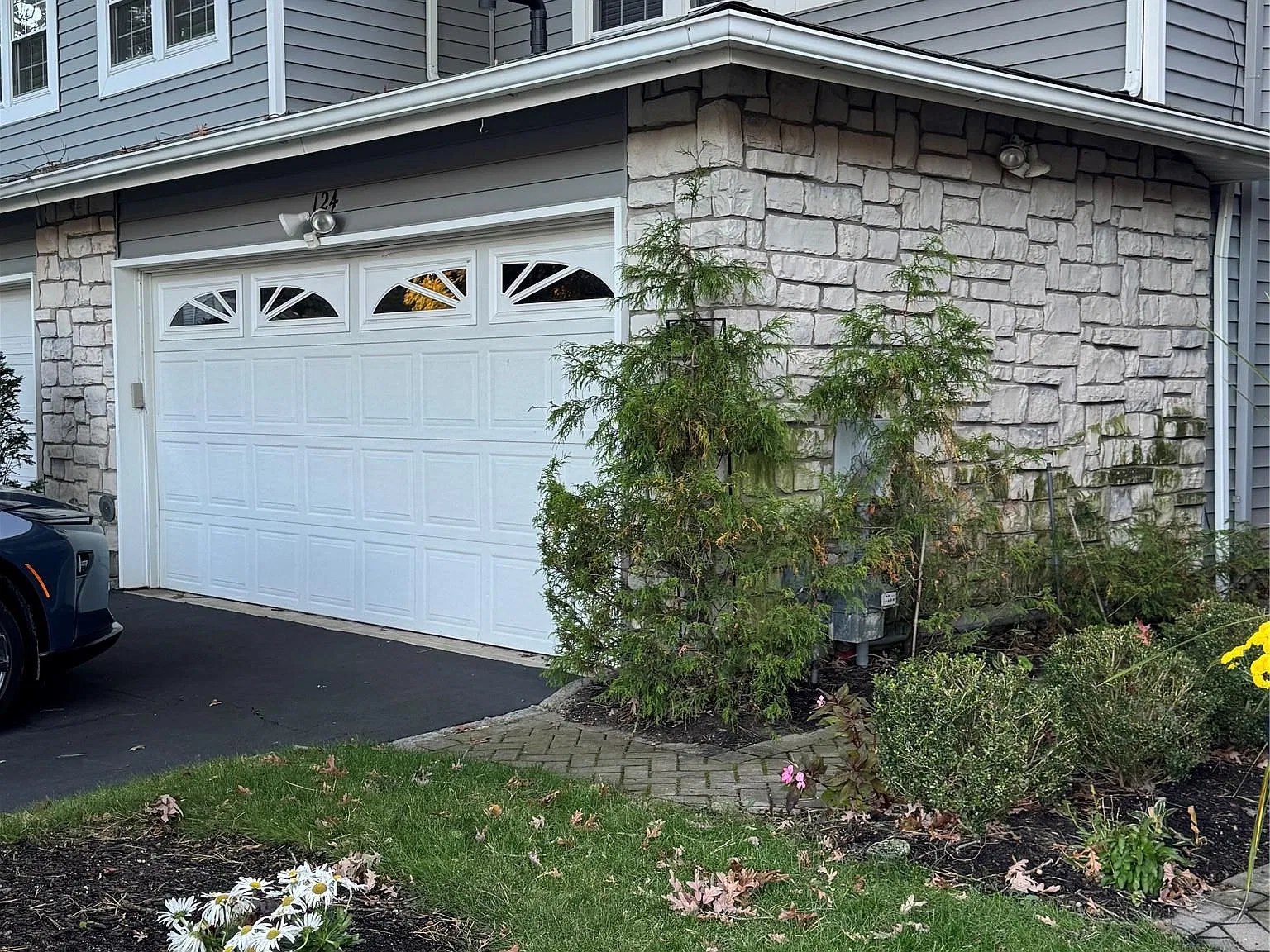 4 bed, 2.5 bath, 2358 sqft, $3,950 — Photo 2