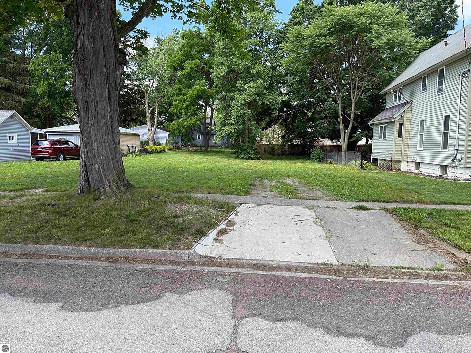1st image of 643 N Hickory St