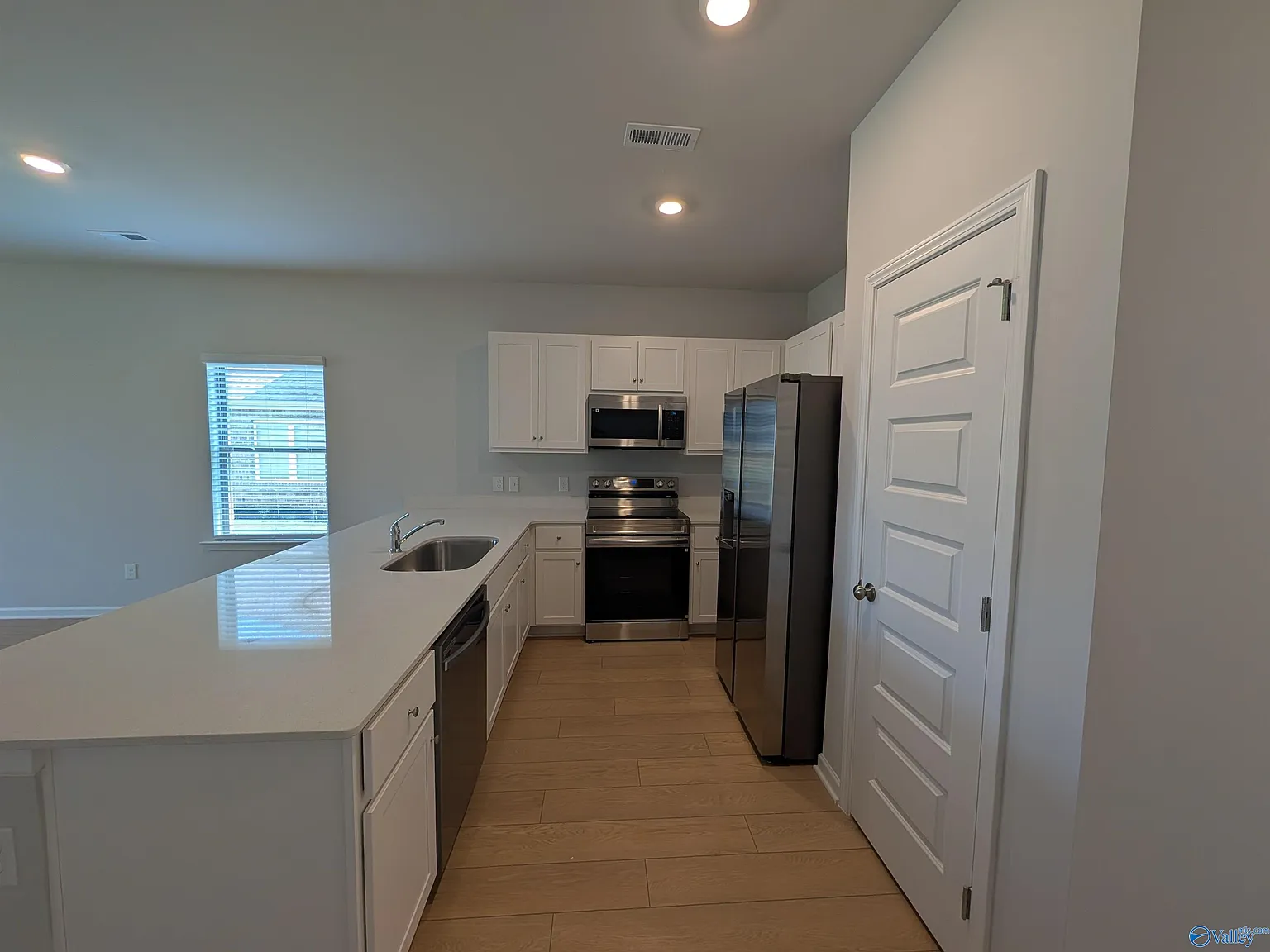 4 bed, 2.5 bath, 1892 sqft, $1,900 — Photo 3