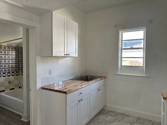 3rd image of 960 James Ave S