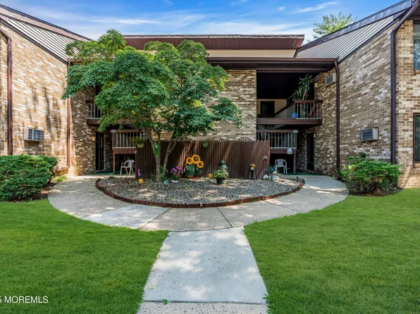 177 Amberly Drive #B, Manalapan, NJ 07726