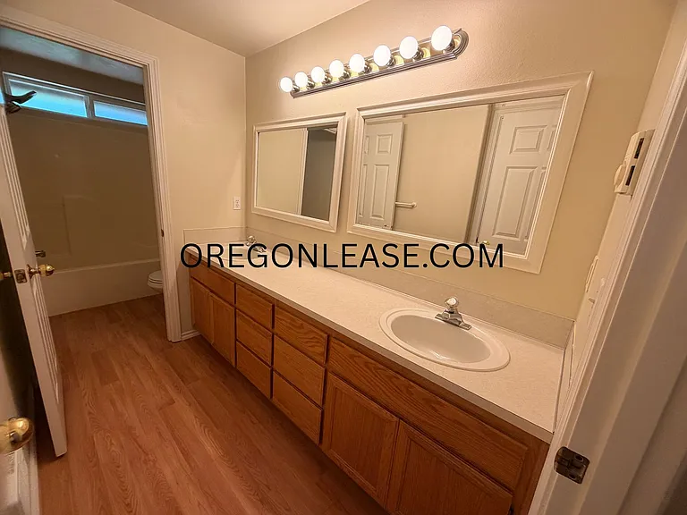 2 Bedroom Duplex in North Eugene — Photo 5