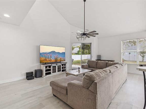 5th image of 609 Rhodes Dr