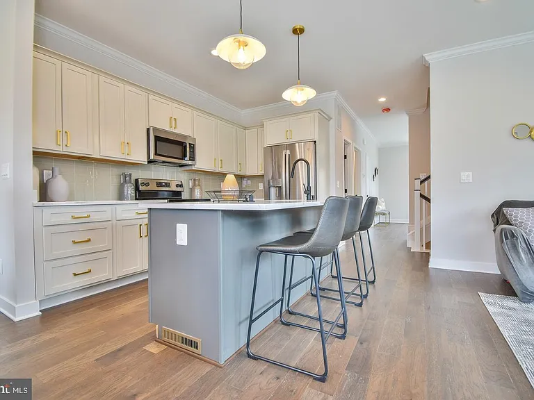 8276 Safarian Way — Photo 4