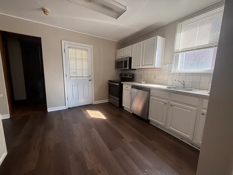 1009 Delta Ave — Photo 11