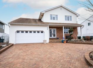 2889 Bay Dr, Merrick, NY 11566
