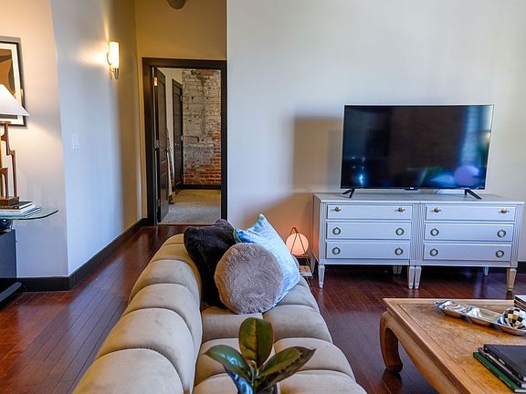 5th image of 107 N Detroit Ave #200