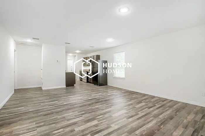 3 bed, 2.0 bath, 1090 sqft, $1,295 — Photo 4