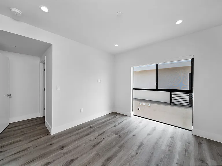 11516 Victory Blvd — Photo 33