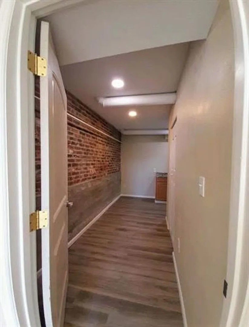 Building Photo - 306 W Aluminum St