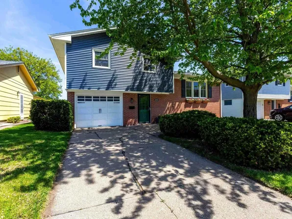 1019 31st St, Bettendorf, IA 52722