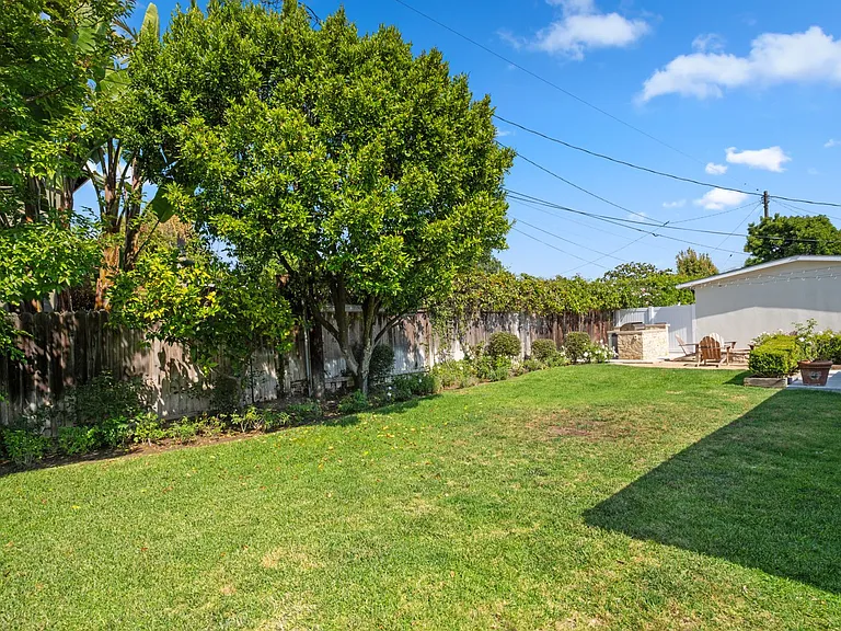 1912 Diana Ln — Photo 23