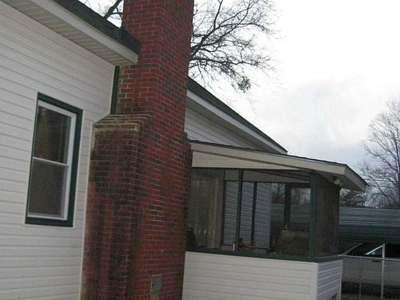 Screened porch on side