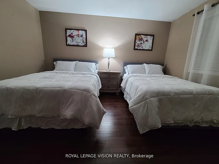 8001 Woodsview Cres — Photo 10