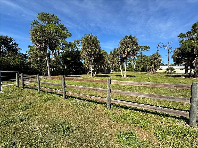900 Crestwood Rd — Photo 32
