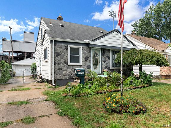3rd image of 23765 Crossley Ave