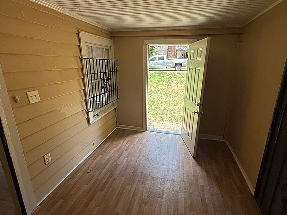 3rd image of 805 Alvaredo St