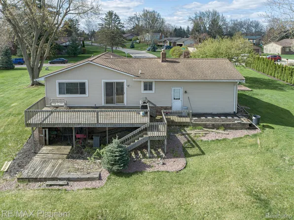 6805 Thompson Ln, White Lake, MI 48383