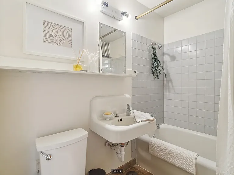 519 W Roy St #309 — Photo 15