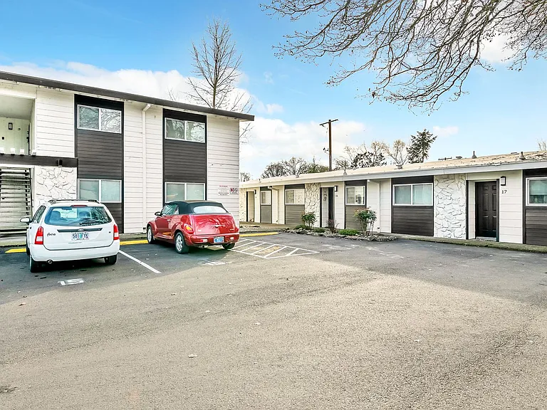 Cape Lee Apartments 2 & 3 Bedroom 1 Bathroom units — Photo 29