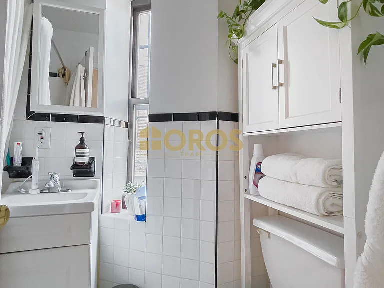 215 E 10th St #21 — Photo 7