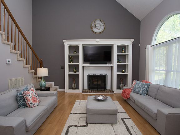3rd image of 814 Iris Ln