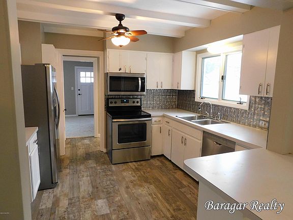 5th image of 842 Diamond Ave NE