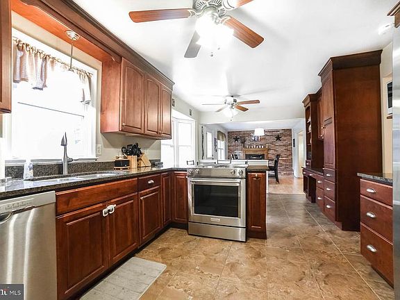 3rd image of 22880 Gunston Dr