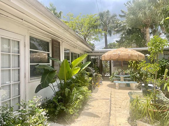 Gorgeous tropical patio courtyard