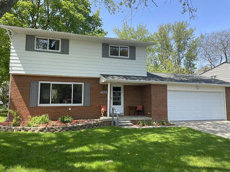 2868 Dayton Dr — Photo 2